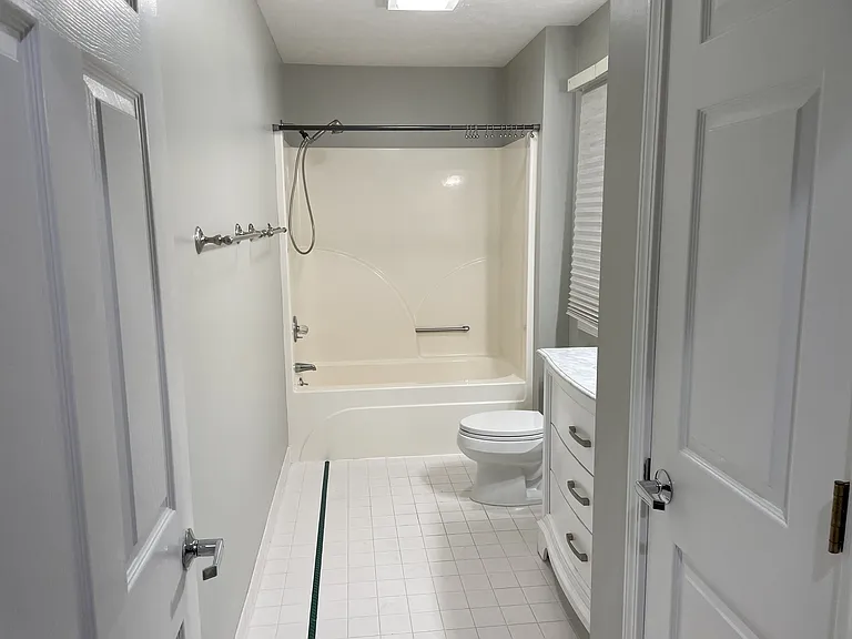 Main bathroom with tub