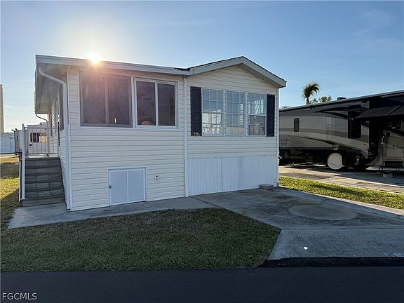 2nd image of 19681 Summerlin Rd #584