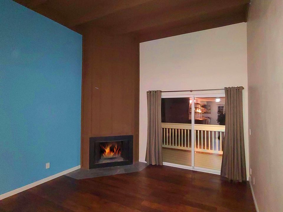 Living Room w/fireplace