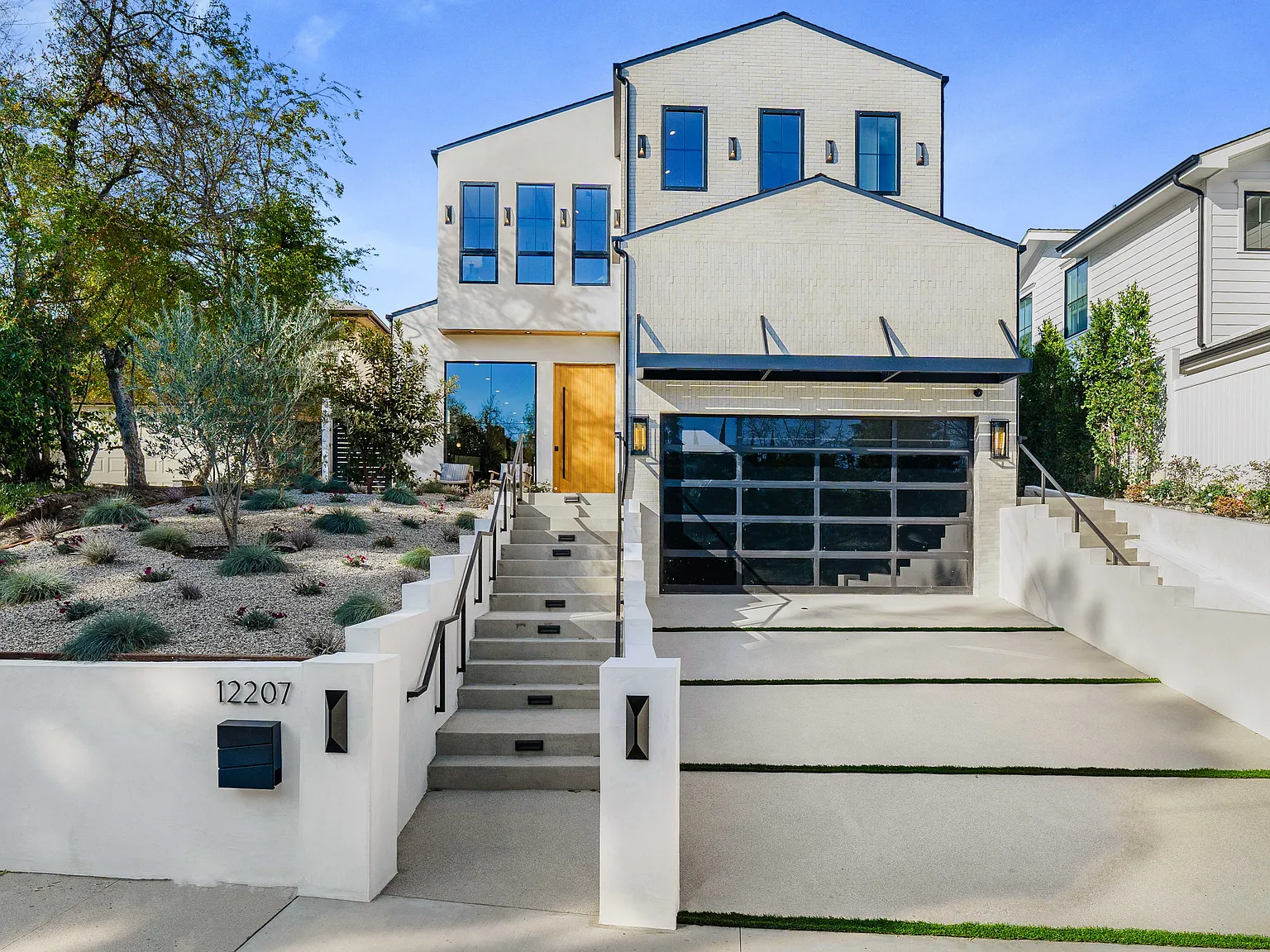 6 bed, 4100 sqft, $24,000 — Photo 3