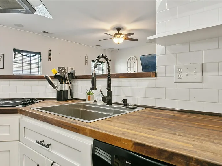 126 Brock St — Photo 14