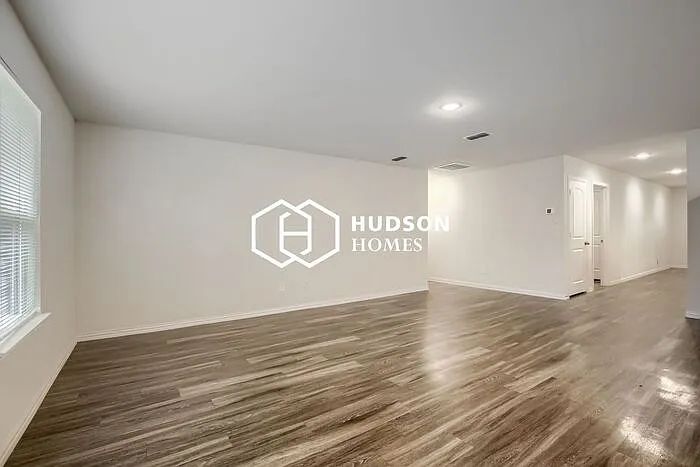 312 Bounding Main St — Photo 3