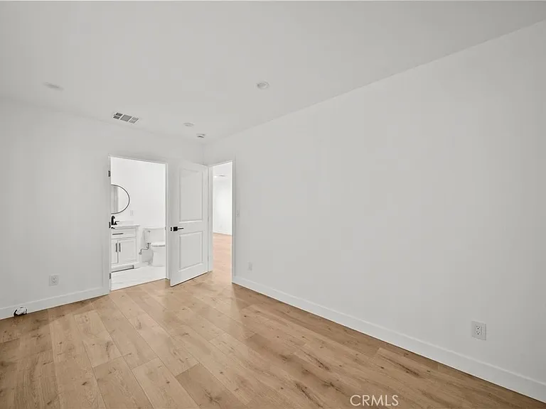 11488 Burbank Blvd — Photo 7