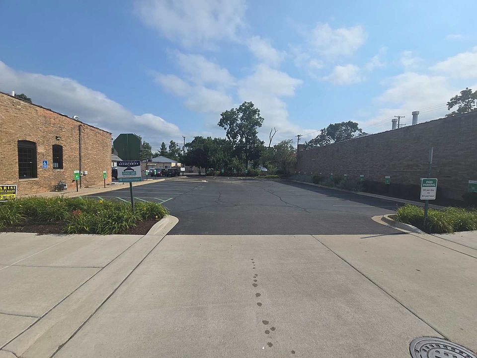 1st image of 122 W Main St