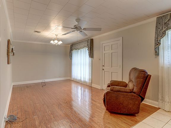 4th image of 704 Beverly St