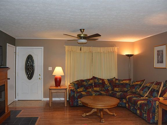 3rd image of 190 Pleasant Ln