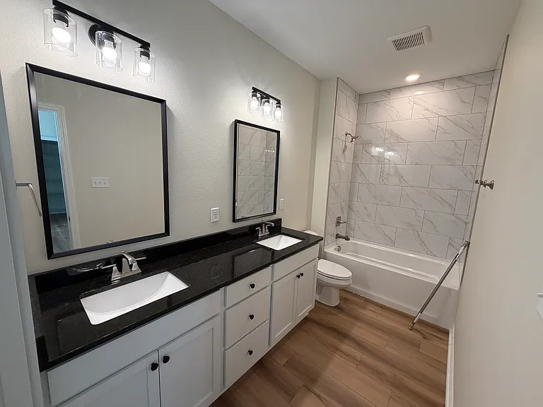 307 NE 2nd St #2 — Photo 13