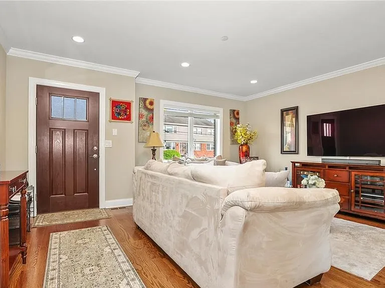 87 Gainsborg Ave — Photo 6
