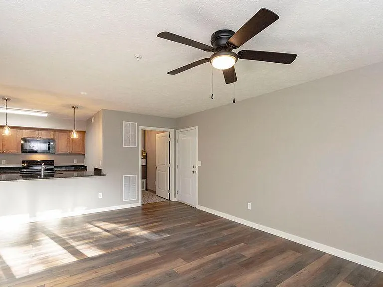 2410 Lynn St #3 — Photo 2