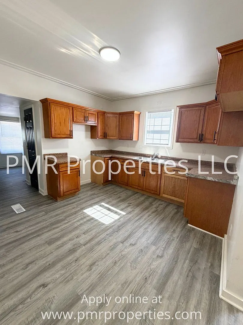 2 Bedrooms / 1 Bathroom House — Photo 3