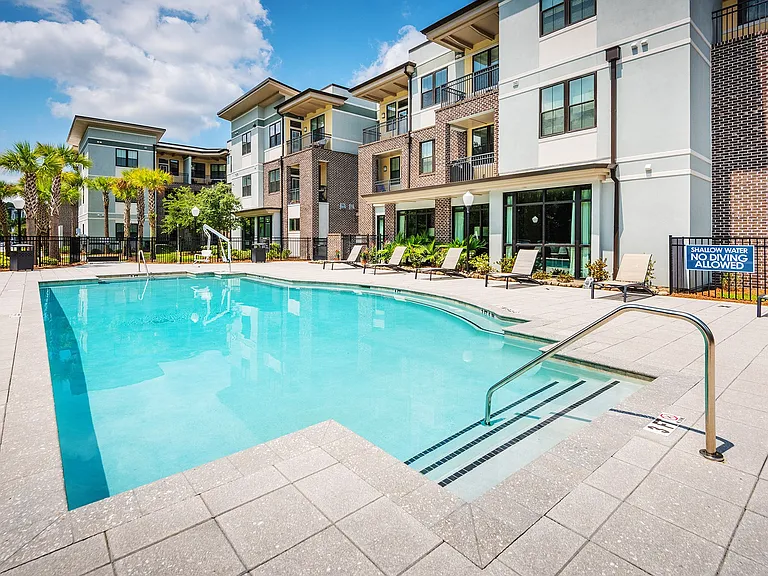 Centre Pointe Apartments — Photo 11