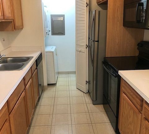 3rd image of 980 N Lakeside Dr APT 3C