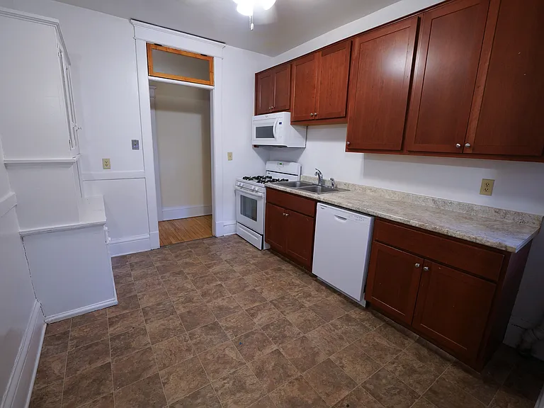 Oxford Street Apartments — Photo 22