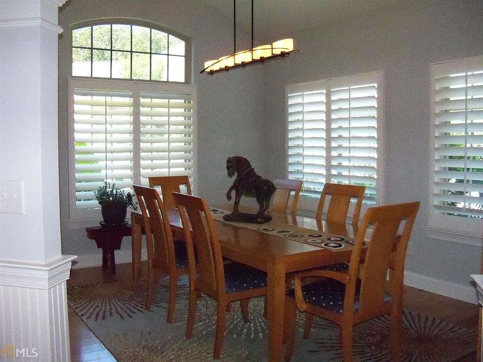 Dining Room W/Hardwood Floor