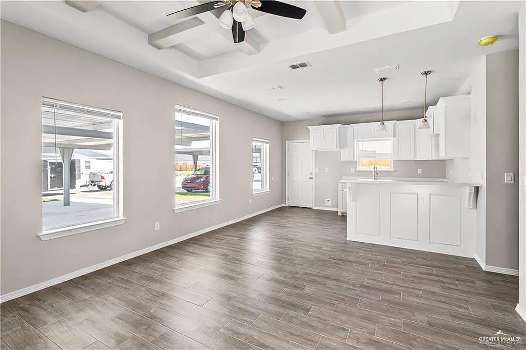 2 bed, 2.0 bath, 4200 sqft, $1,050 — Photo 2