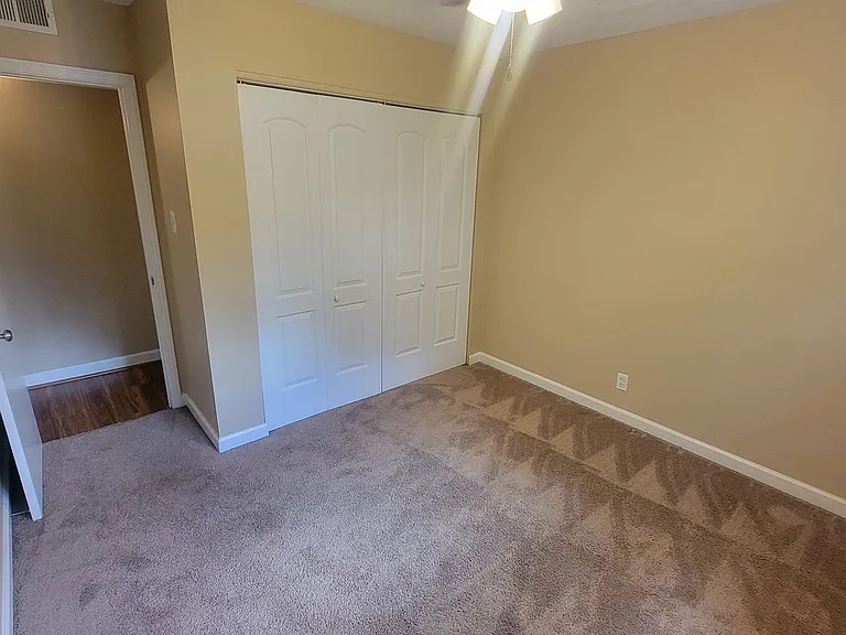 Highlands 2 bedroom apartment walking distance to Bardstown Road. — Photo 14
