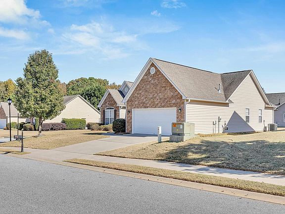 2nd image of 138 Wild Thorn Ln