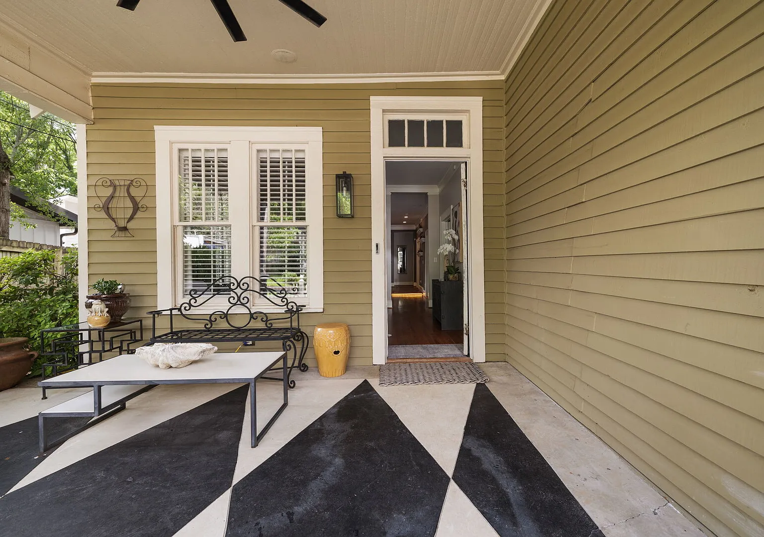 Updated and professionally decorated 1920's bungalow — Photo 2