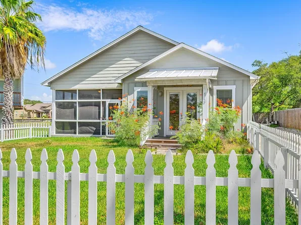 513 Traylor Blvd, Rockport, TX 78382