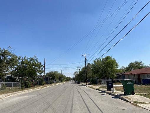 4th image of 2722 Hicks Ave