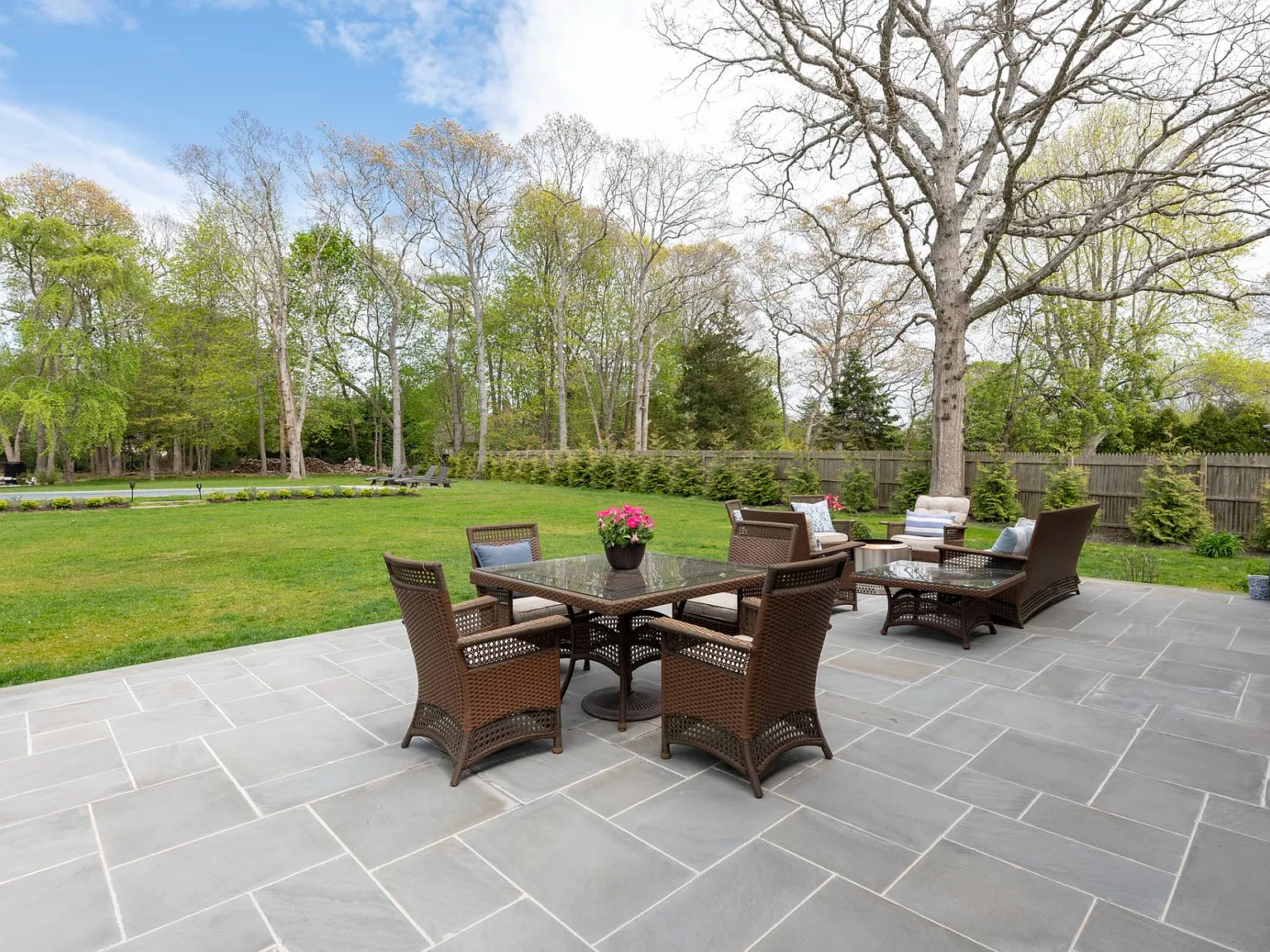 Oversized heated gunite pool with spa — Photo 4