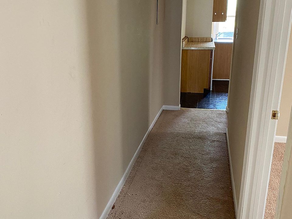 Hallway Entrance - with 2 bedrooms on the right side.