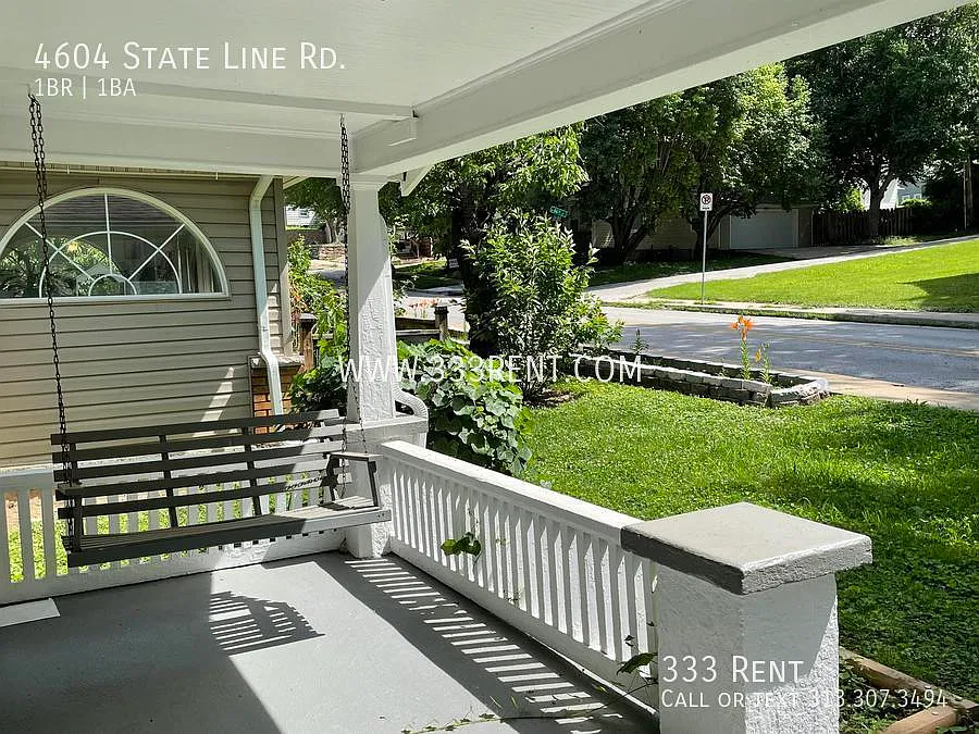 Delightful Home With Curb Appeal Close To Westport, The Plaza And UMKC! — Photo 2
