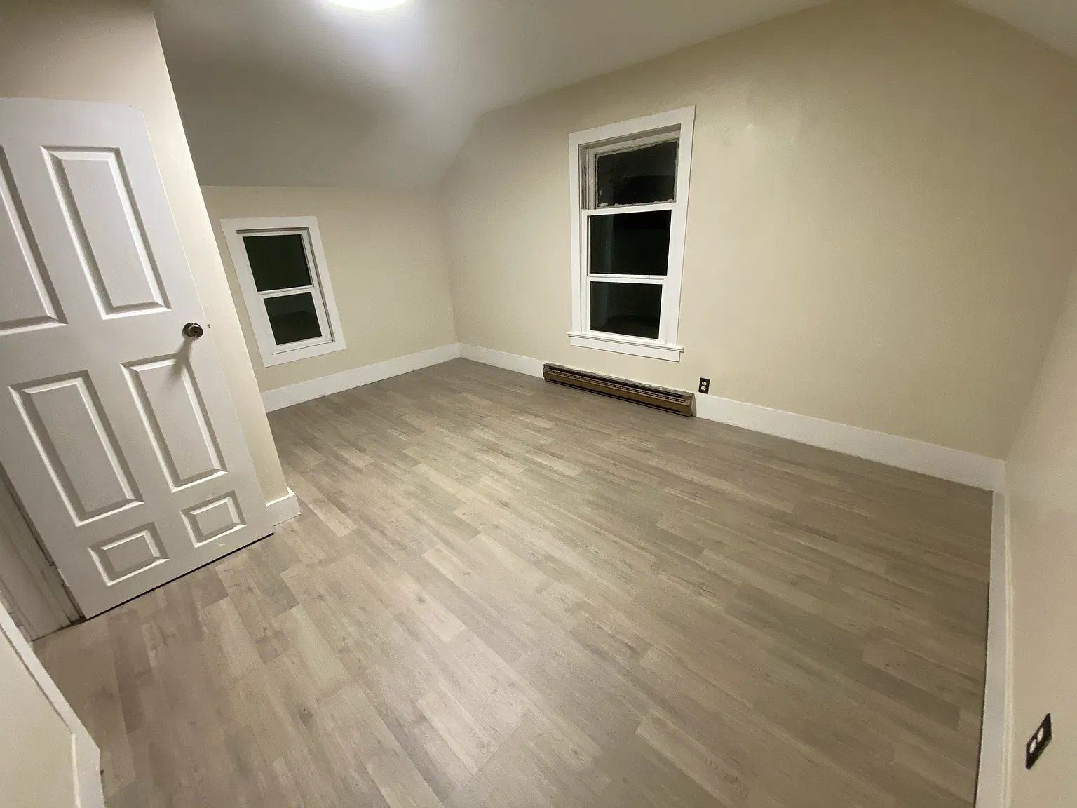 3 bed, 1.0 bath, 1400 sqft, $2,200 — Photo 2