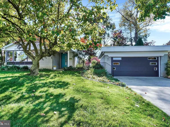 19 Center Dr, Camp Hill, PA 17011