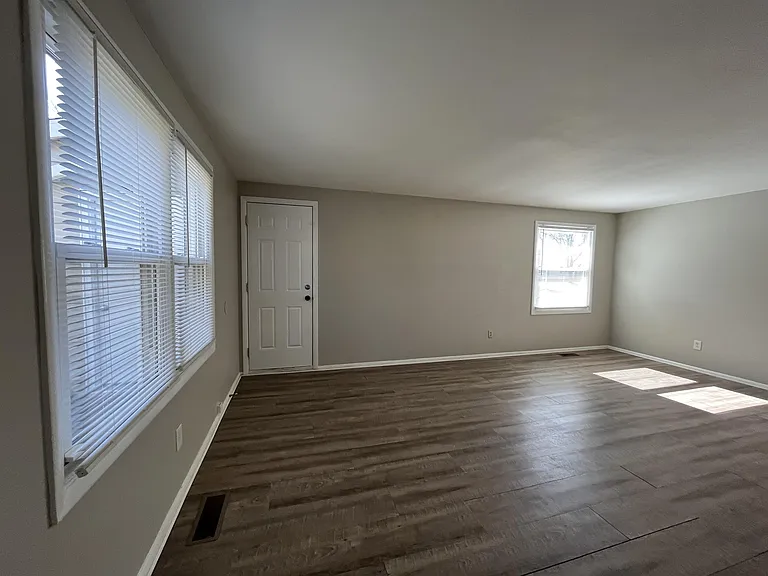 11020 McDowell Dr — Photo 5