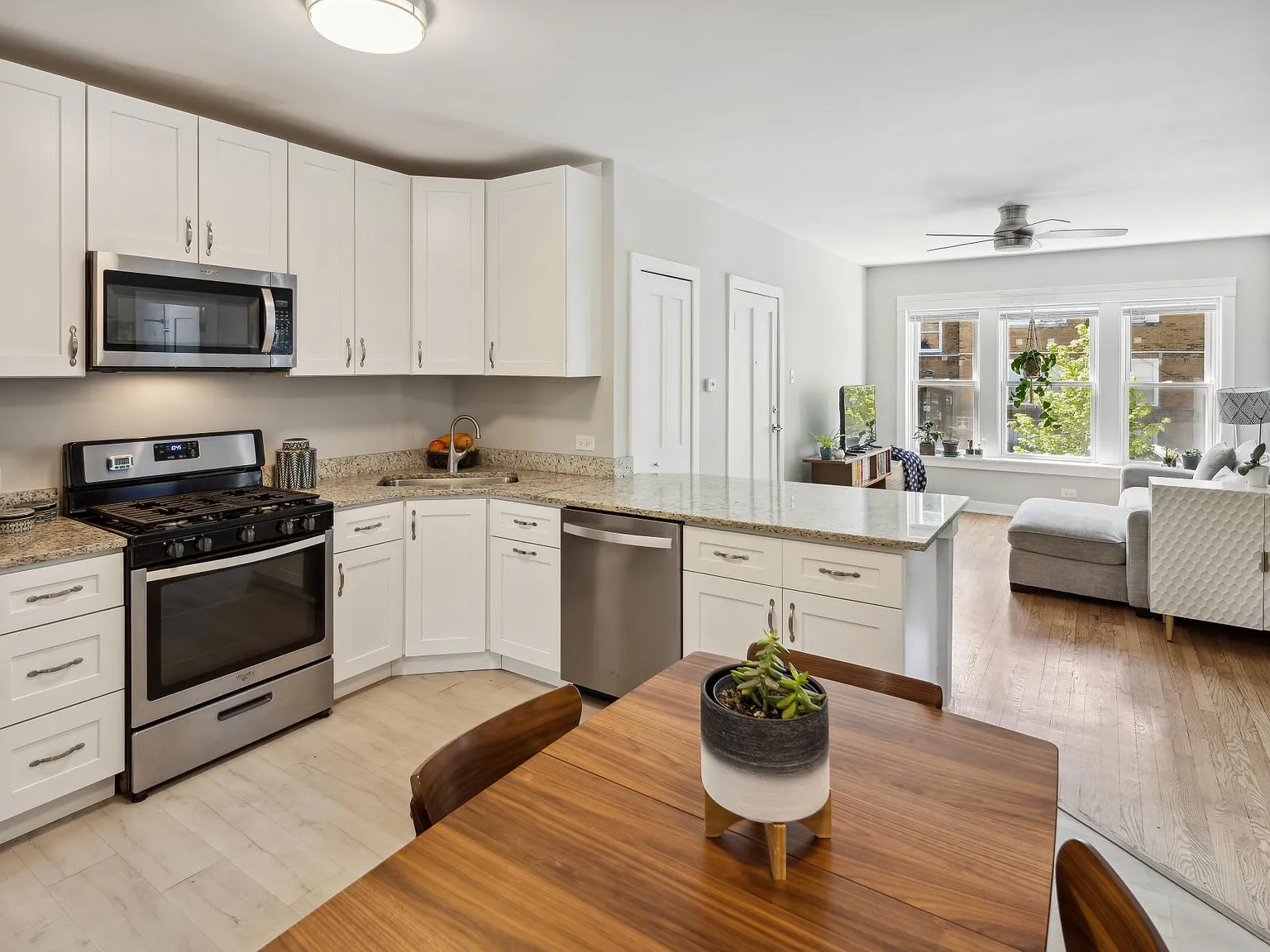 2 bed, 700 sqft, $1,600 — Photo 4