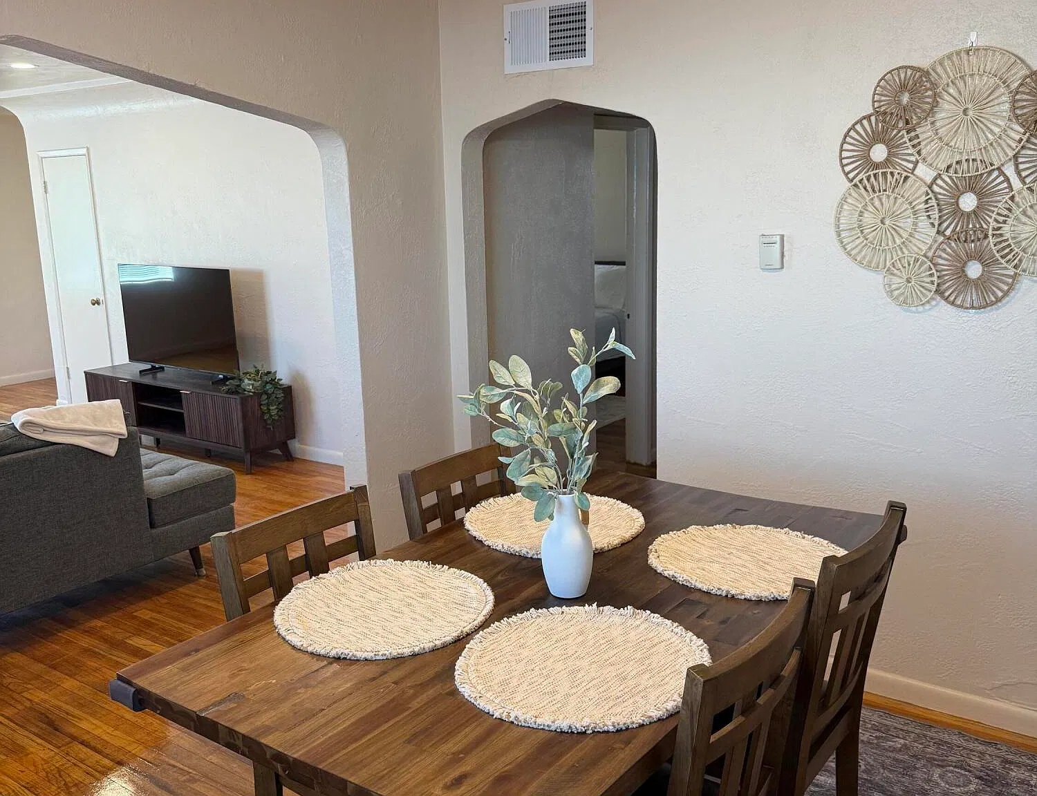 2 bed, 1.0 bath, 1100 sqft, $1,800 — Photo 4