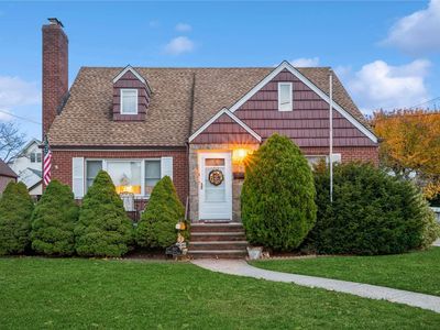 642 S 11th Street, New Hyde Park, NY, 11040