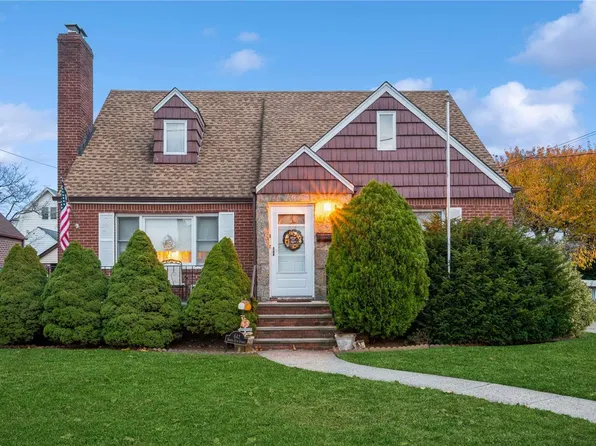 642 S 11th Street, New Hyde Park, NY 11040