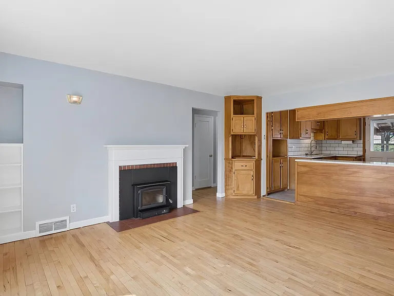 3512 S Division St — Photo 3