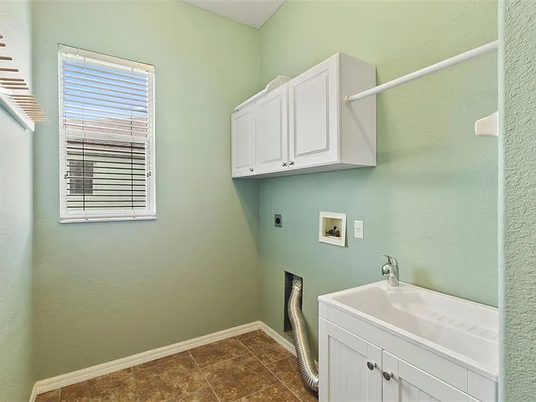281 Hallcrest Ter — Photo 35