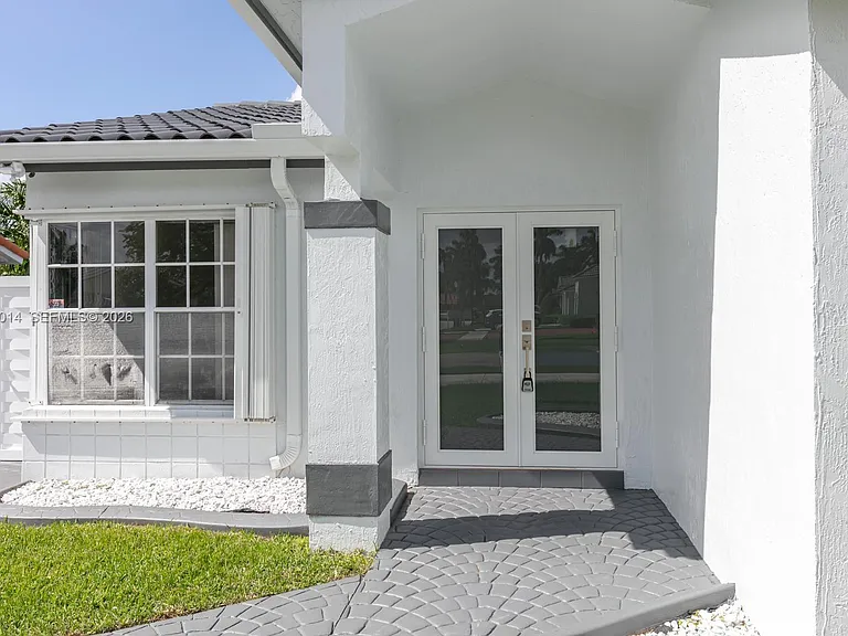 1938 SW 137th Ct — Photo 3