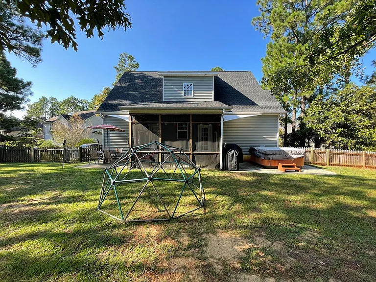 34 Woodbury Ln — Photo 2