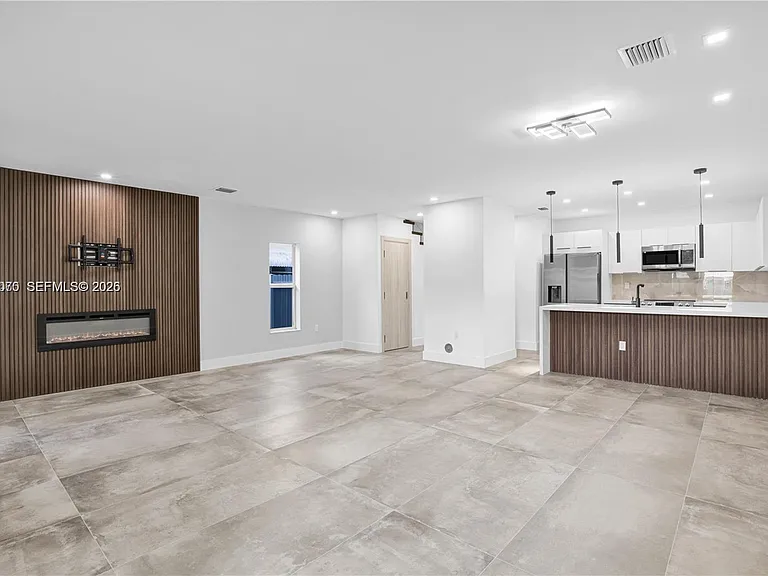3431 SW 16th Ter #1 — Photo 8