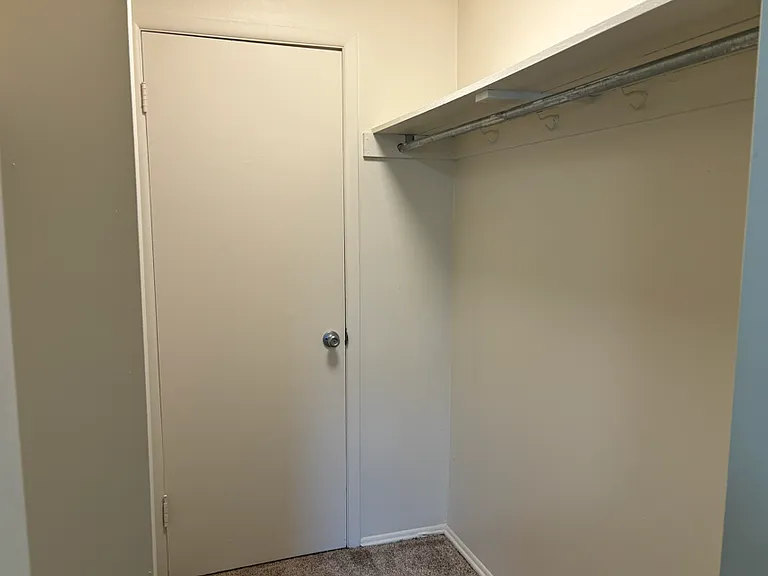 Lincoln Woods Apartments — Photo 12