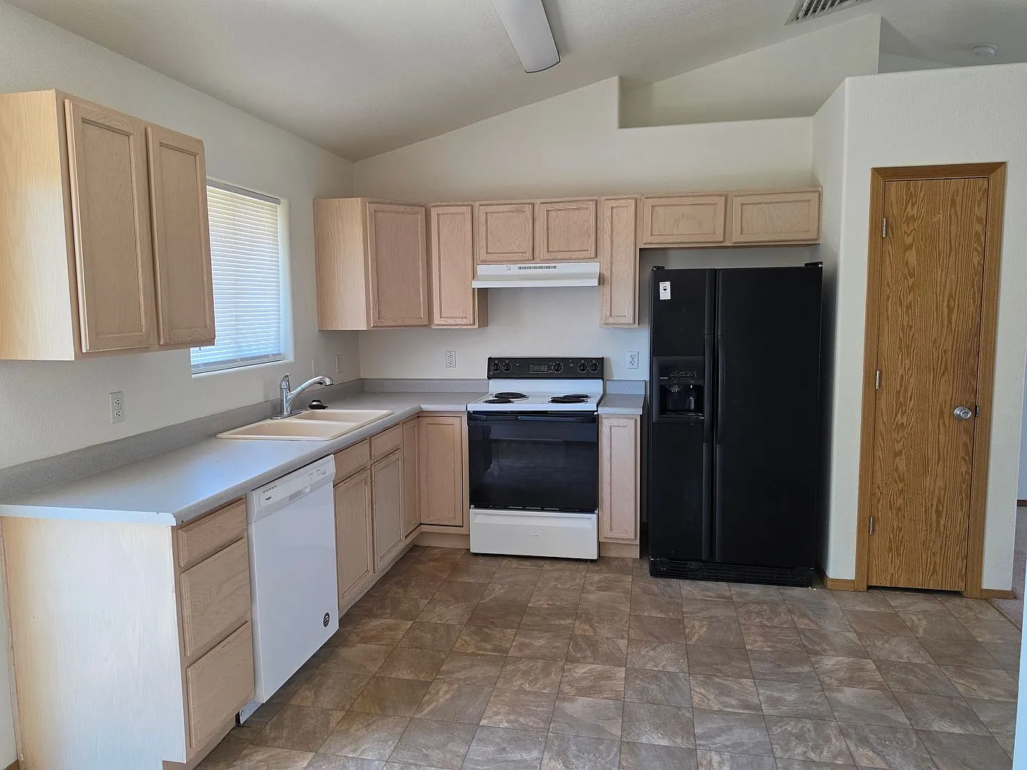 3 bed, 2.0 bath, 1325 sqft, $1,550 — Photo 2