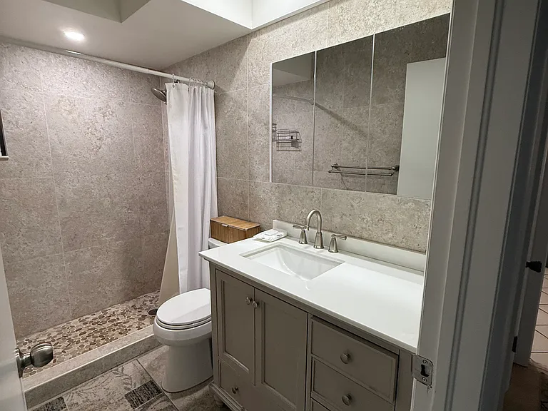 2507 Canterbury Dr N — Photo 4