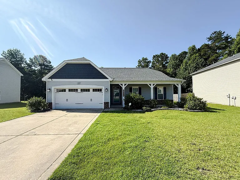 728 Roanoke Dr — Photo 1