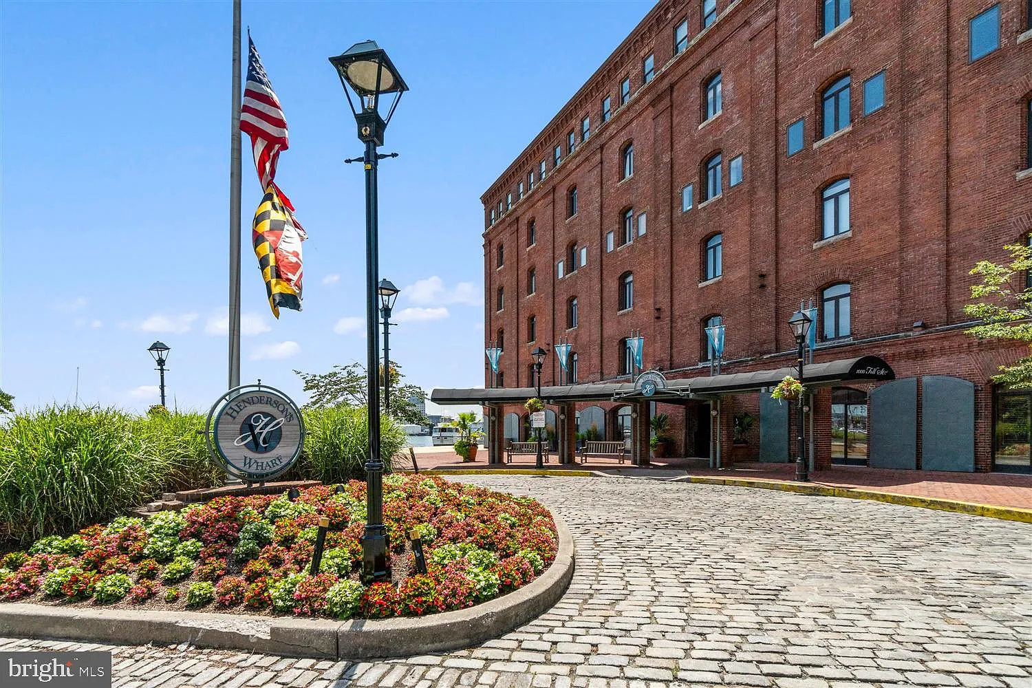 Henderson's Wharf Condominiums — Photo 1