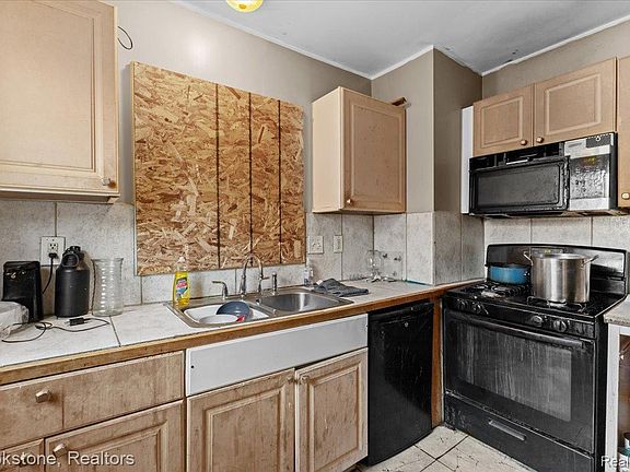 2nd image of 16524 Pierson St