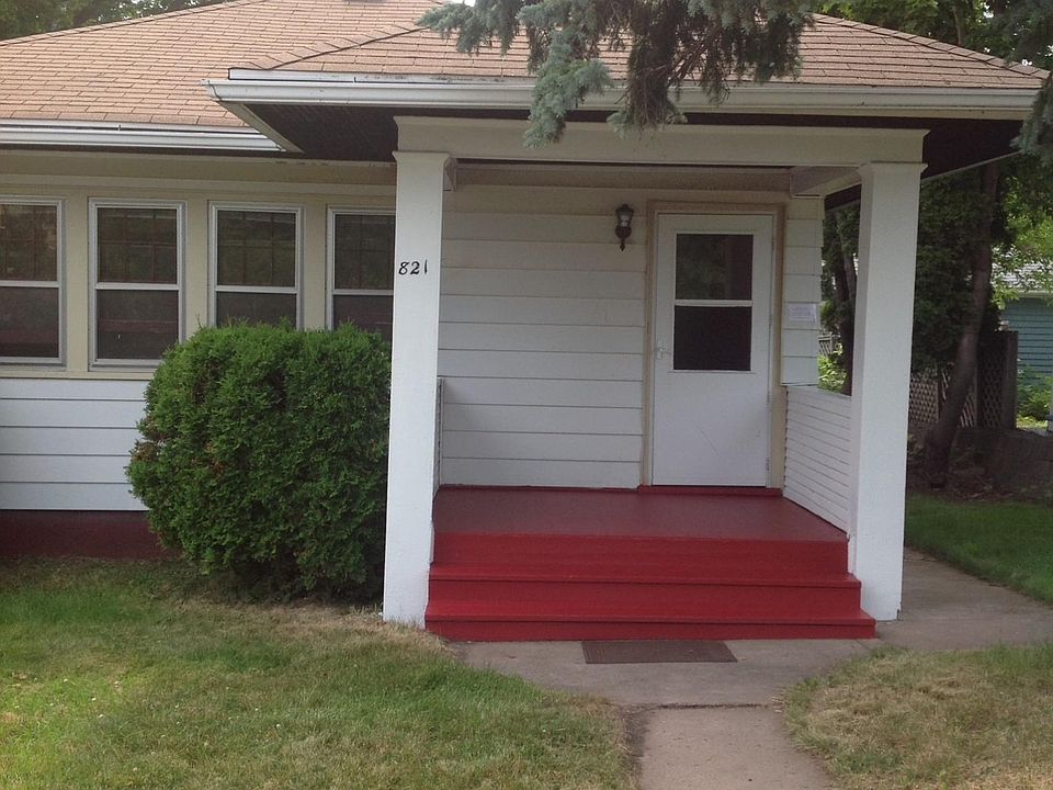 Super cute, tons of windows and super close to campus!