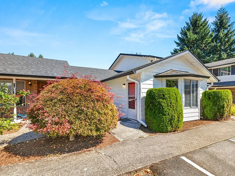 3605 NE 49th St — Photo 2