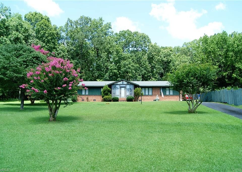 1st image of 365 Cedar Cir