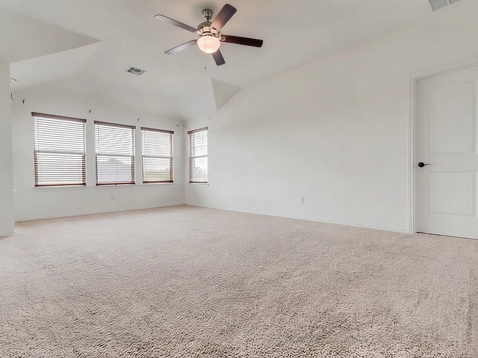 4 bed, 2.5 bath, 3401 sqft, $2,850 — Photo 4