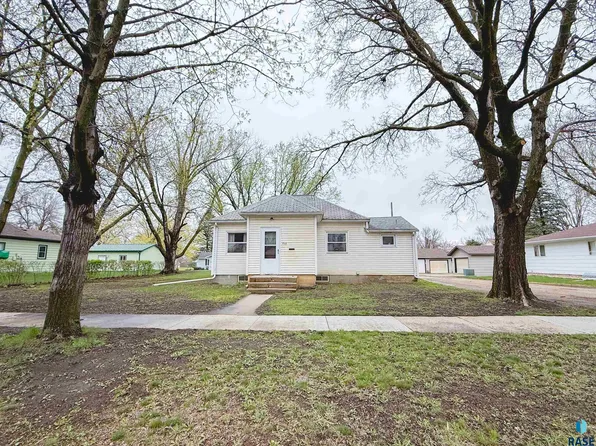 714 NW 3rd St, Madison, SD 57042